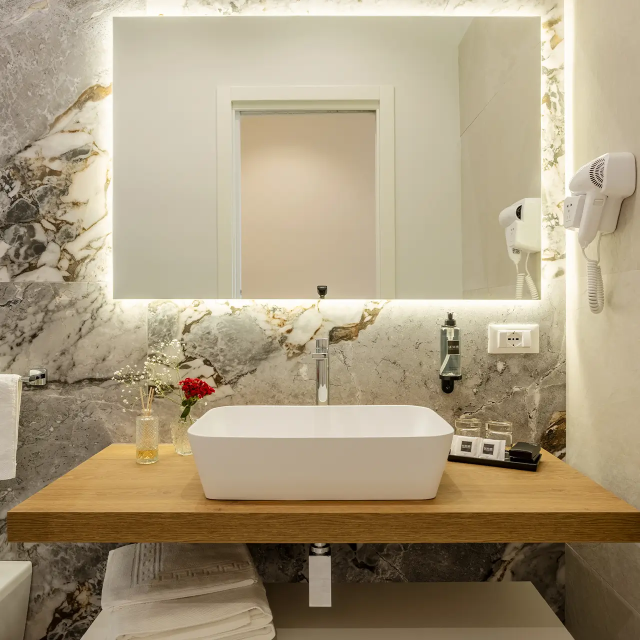 Rubino Room - Julia's Boutique Rooms