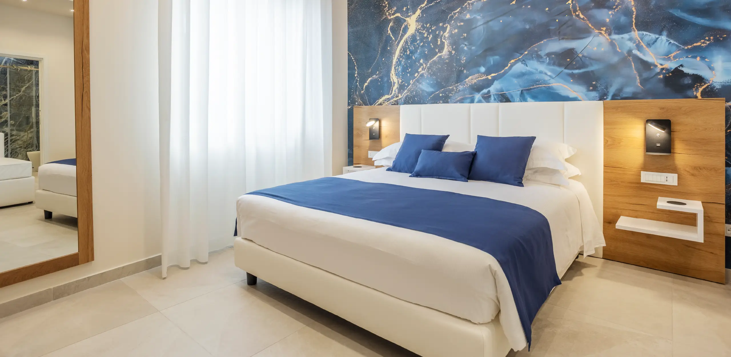 Zaffiro Room - Julia's Boutique Rooms